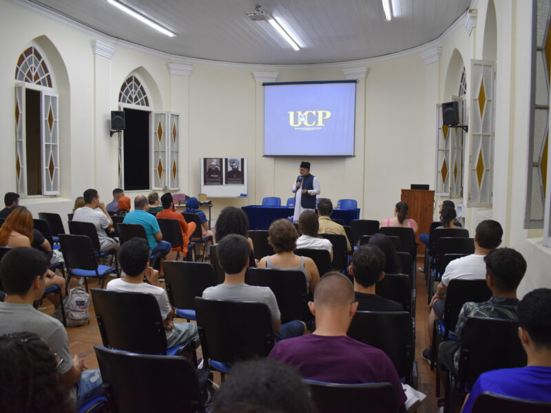 Curso de RI da UCP promove encontro sobre o Paquistão com integrantes da comunidade Ahmadia em Petrópolis