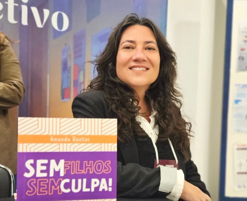 Egressa do mestrado em Psicologia da UCP lança livro em congresso internacional da área